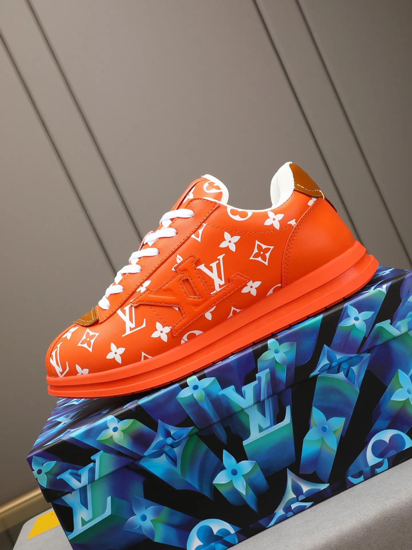 Men's Men's Shoes 💰500 LV Louis Vuitton L Jialu Brand Runner Tatic Series Thick-soled Casual Sports Shoes Running Shoes Original purchase, development, production This LV Runner Tatic sports shoe combines technical materials such as mesh fabric and ribbons to interpret the inspiration of traditional mountaineering shoes. LV letters are written on one side, the lariat buckle of the quick lacing system is embellished with Monogram flowers and Louis Vuitton logos, and the light and wear-resistant rubber outsole completes the whole. ▪️Fabric: Original imported cowhide + mesh ▪️Inner lining: Original customized breathable mesh ▪️Sole: Original open-molded anti-slip rubber combination material ▪️Size: Men's 40-44 (45 46 customized)